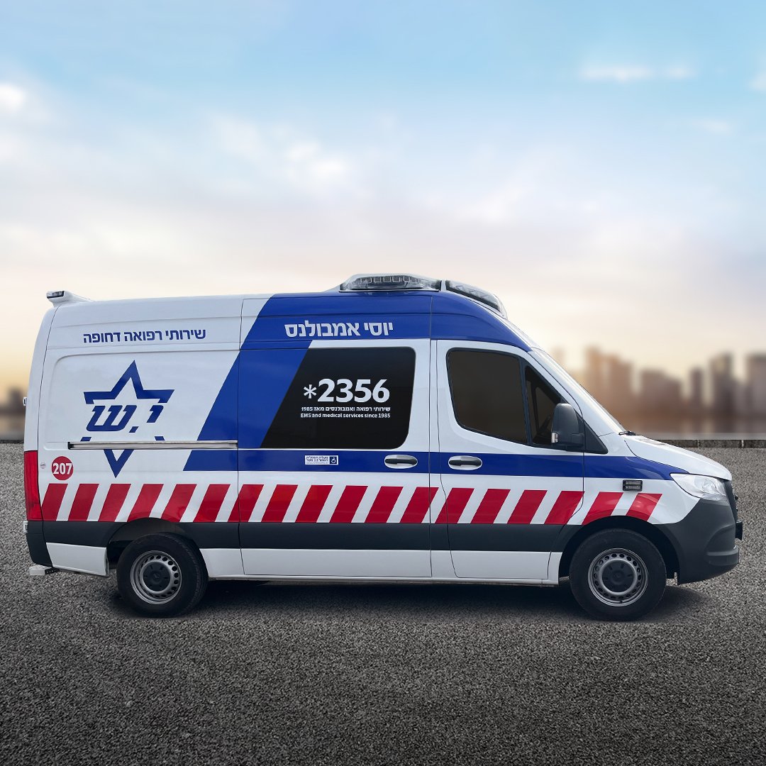 مسعف وسائق سيارة