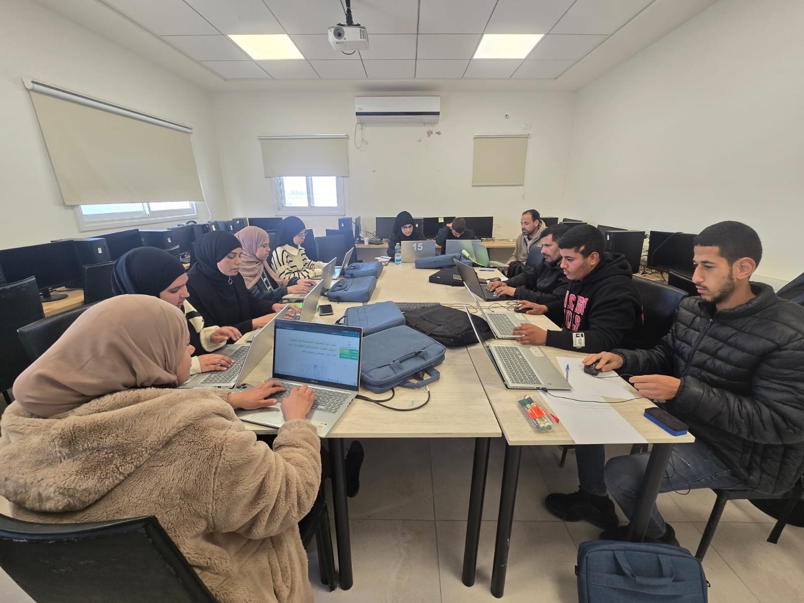 دورة الحاسوب مع دمج الذكاء الاصطناعي